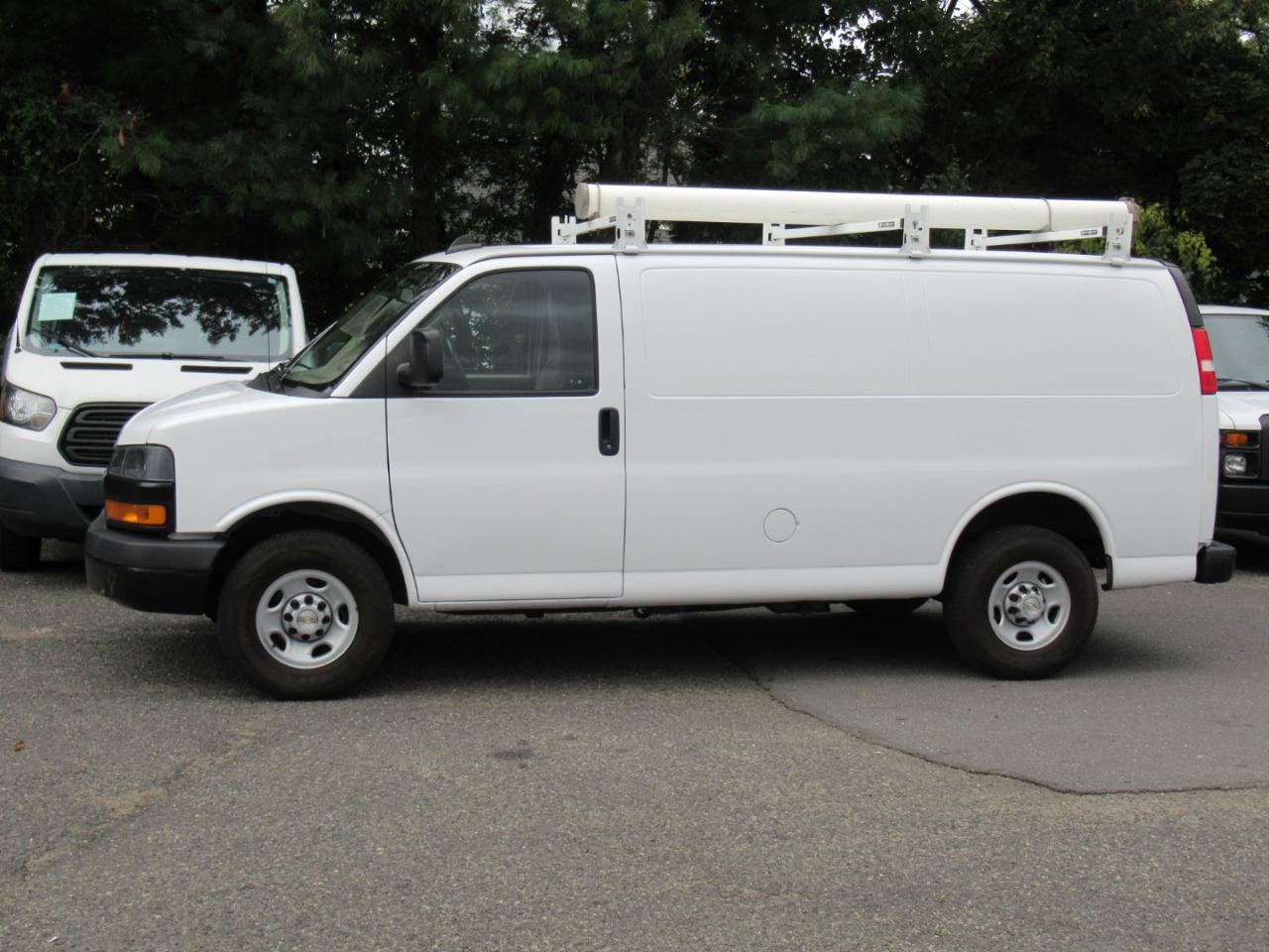 Used 2022 Chevrolet Express 3500 w/ Driver Convenience Package RWD image 3