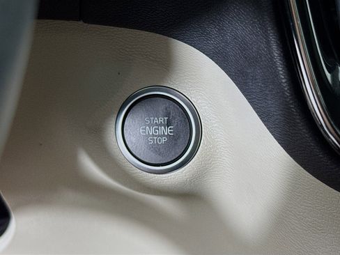 Used 2023 Volvo XC40 B4 Ultimate image 20