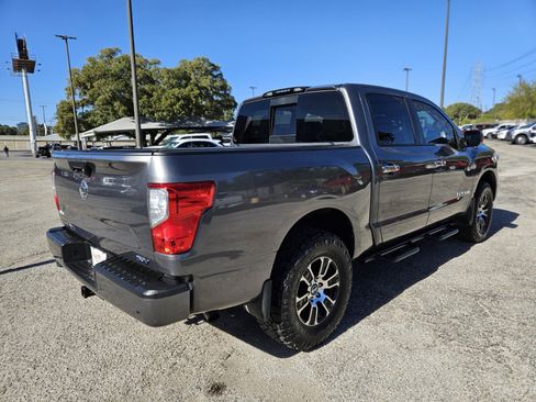 Used 2021 Nissan Titan SV w/ SV Convenience Package image 4