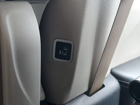 Used 2023 Chrysler Pacifica Touring-L FWD image 25