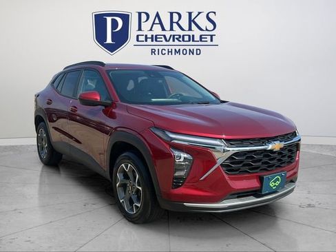 Used 2025 Chevrolet Trax LT image 1