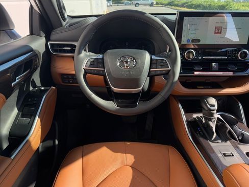 New 2026 Toyota Highlander Platinum AWD/4WD image 13