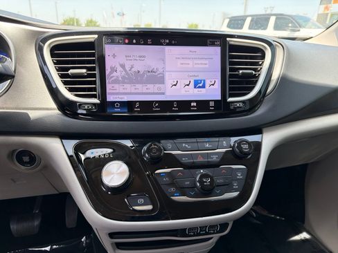 Used 2023 Chrysler Pacifica Touring-L FWD image 20