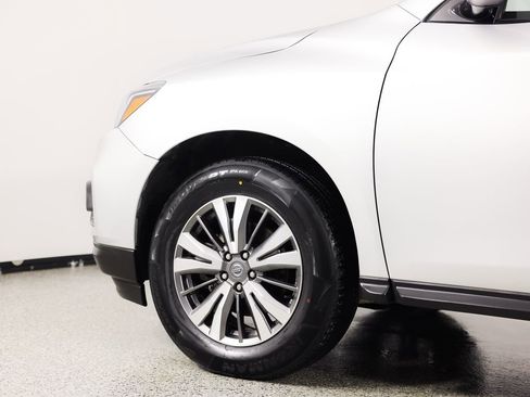 Used 2019 Nissan Pathfinder SV image 6