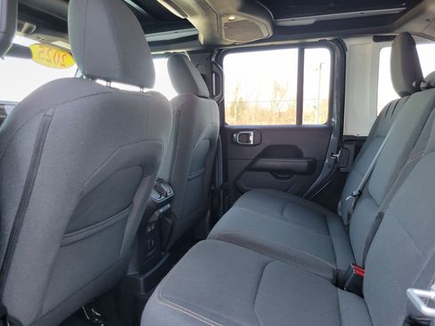 Used 2025 Jeep Wrangler Unlimited Sahara w/ Safety Group image 17