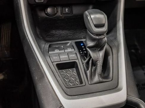 Used 2020 Toyota RAV4 XLE w/ Convenience Package FWD image 22