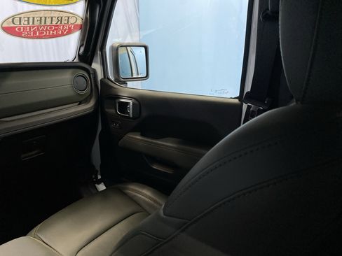 Certified 2025 Jeep Gladiator Mojave image 29