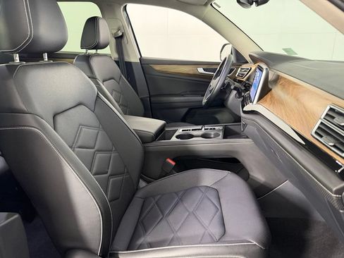 Used 2025 Volkswagen Atlas SE FWD image 31
