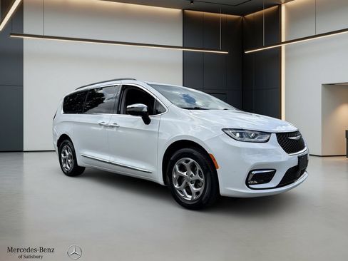 Used 2023 Chrysler Pacifica Limited AWD/4WD image 3