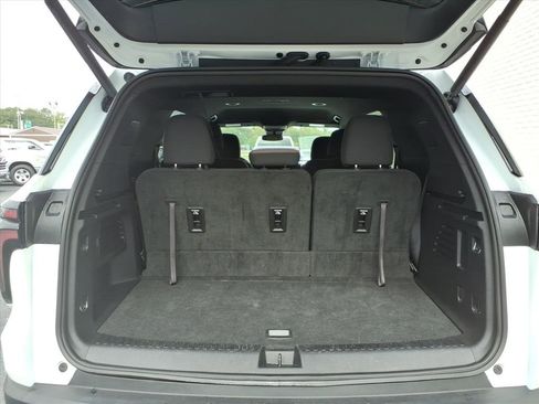 Used 2025 Chevrolet Traverse LT image 5