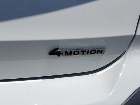 Certified 2025 Volkswagen Taos SE AWD/4WD image 7