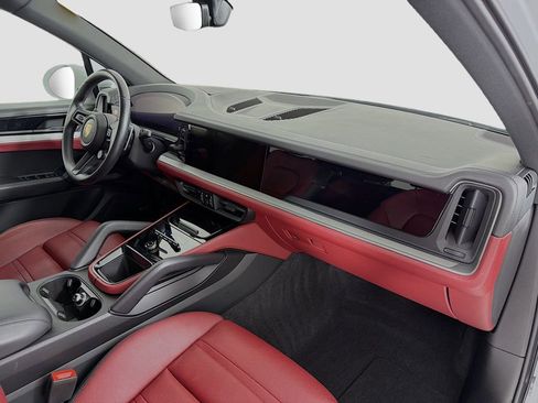 Certified 2024 Porsche Cayenne AWD/4WD image 30