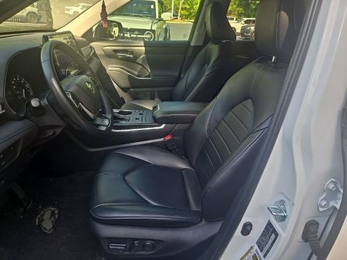Used 2023 Toyota Highlander XLE AWD/4WD image 2