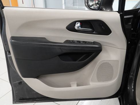 Used 2020 Chrysler Pacifica Limited FWD image 18