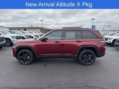 Used 2024 Jeep Grand Cherokee Altitude AWD/4WD image 8