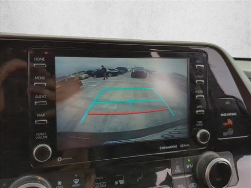 Used 2021 Toyota Highlander XLE image 16