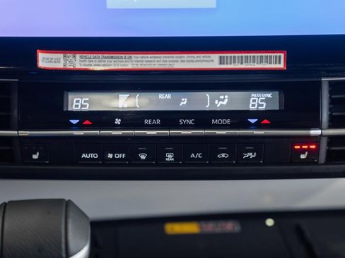 Used 2025 Toyota Sienna XLE image 23