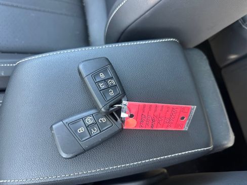 Used 2023 Volkswagen Tiguan SE w/ Panoramic Sunroof Package FWD image 18