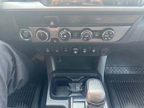 Used 2019 Toyota Tacoma TRD Off-Road w/ Technology Package AWD/4WD image 16