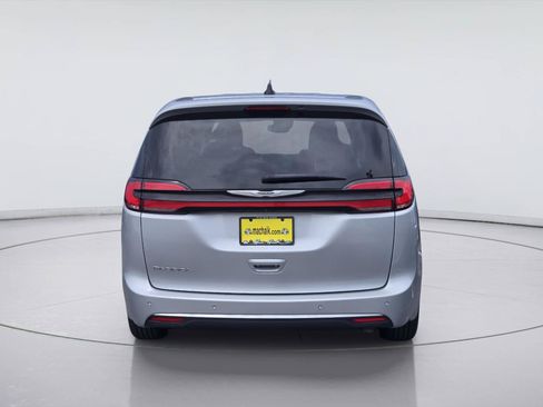 Used 2024 Chrysler Pacifica Touring-L FWD image 5