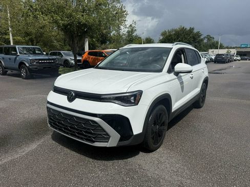 Used 2025 Volkswagen Taos SE FWD image 1