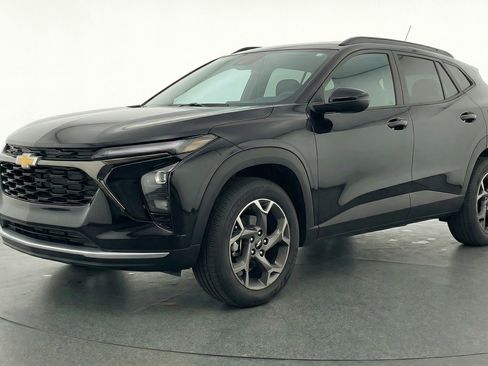 Used 2025 Chevrolet Trax LT w/ LT Convenience Package image 3