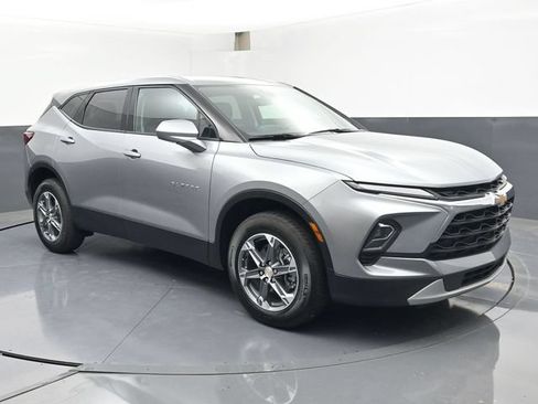 Used 2025 Chevrolet Blazer LT FWD image 2