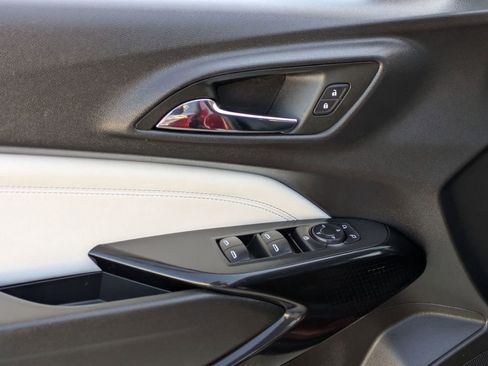 Used 2025 Chevrolet Trax LT w/ LT Convenience Package image 13