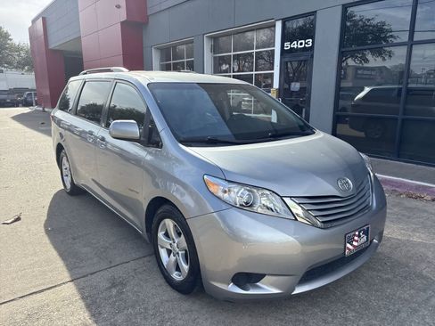 Used 2015 Toyota Sienna LE image 24