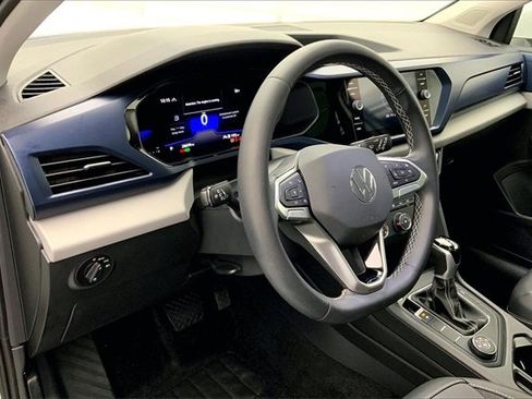 Certified 2022 Volkswagen Taos SE w/ Panoramic Sunroof Package image 12
