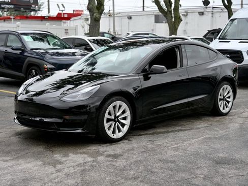 Used 2022 Tesla Model 3 Standard Range image 3