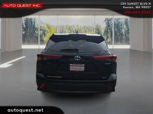 Used 2023 Toyota Highlander XLE AWD/4WD image 6