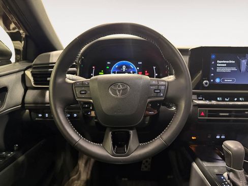 Used 2025 Toyota Camry SE image 13