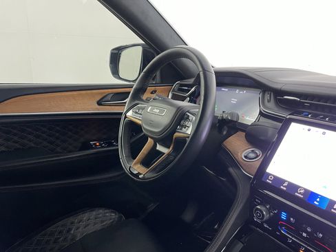 Used 2022 Jeep Grand Cherokee Summit image 10