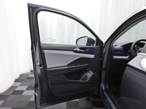 Used 2022 Volkswagen Taos SE image 4