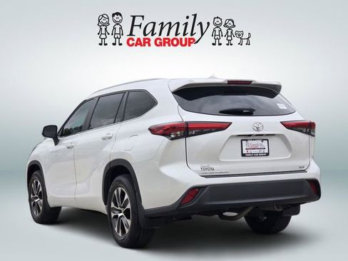 Used 2023 Toyota Highlander XLE FWD image 3