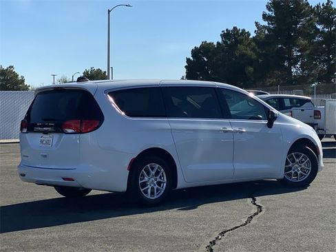 Used 2023 Chrysler Voyager LX image 5