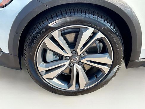 Used 2025 Volvo V60 B5 Cross Country Plus image 32