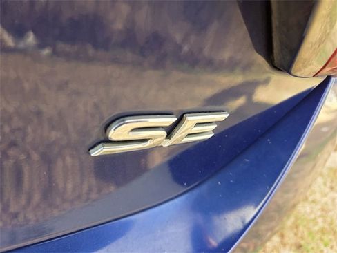 Used 2016 Toyota Camry SE image 11