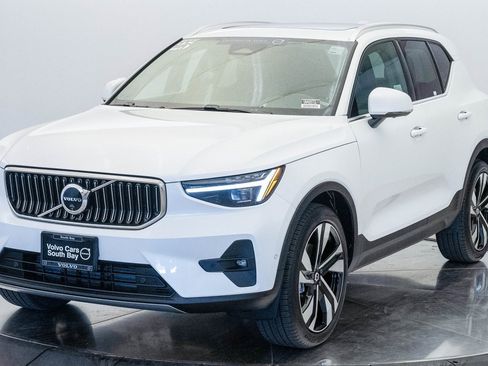 Used 2025 Volvo XC40 B5 Plus w/ Climate Package image 1