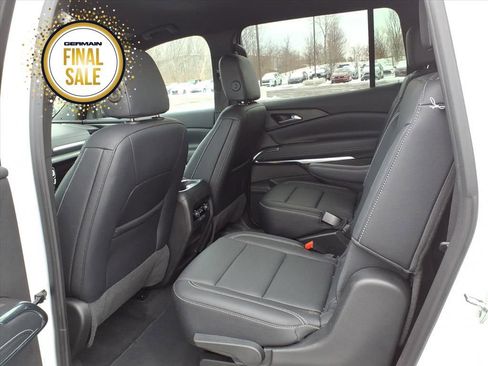 Used 2025 Chevrolet Traverse LT image 9