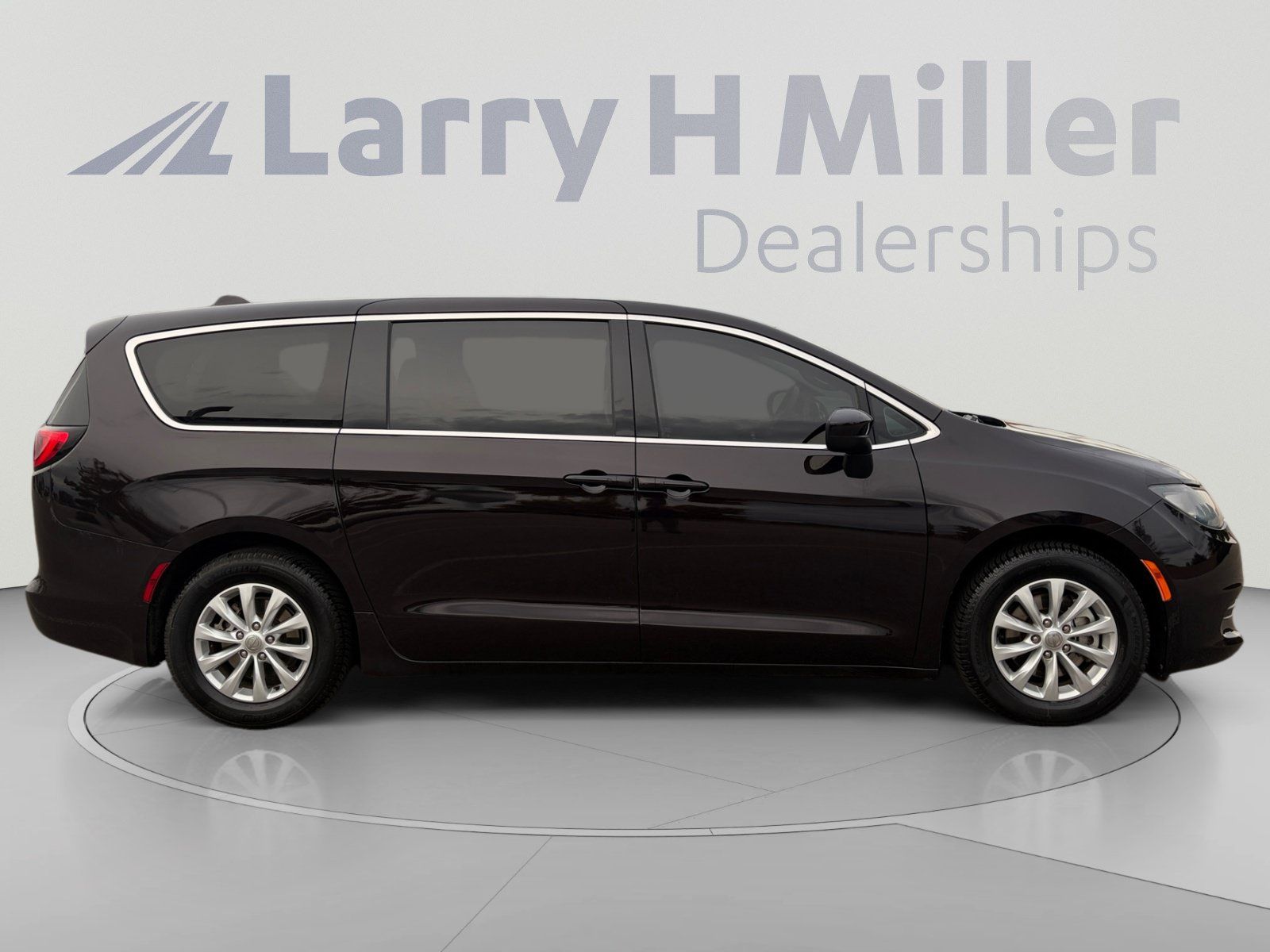 Used 2017 Chrysler Pacifica Touring w/ Tire & Wheel Group FWD image 7