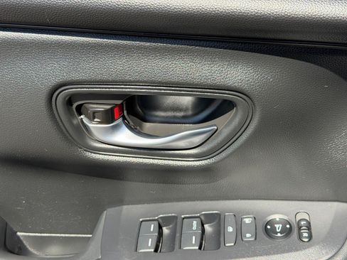 Used 2023 Honda HR-V LX image 18
