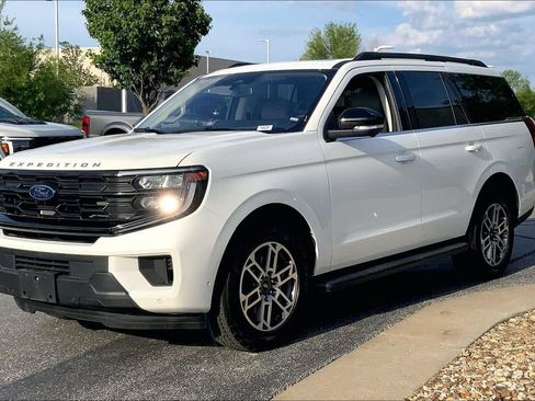 Used 2025 Ford Expedition Active AWD/4WD image 5