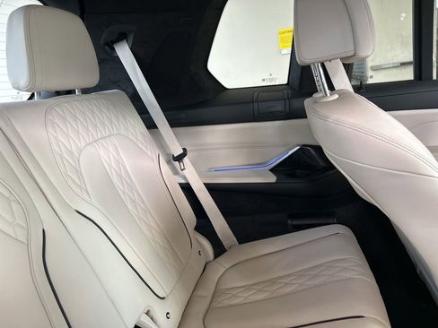 Used 2024 BMW X7 xDrive40i w/ Executive Package image 32