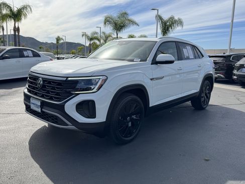 Used 2024 Volkswagen Atlas Cross Sport SE w/ Panoramic Sunroof Package image 5