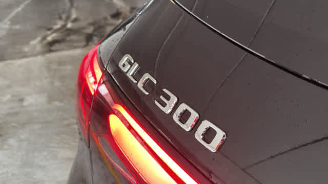 Used 2025 Mercedes-Benz GLC 300 4MATIC image 9