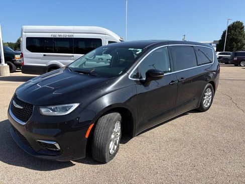 Used 2024 Chrysler Pacifica Touring-L FWD image 3