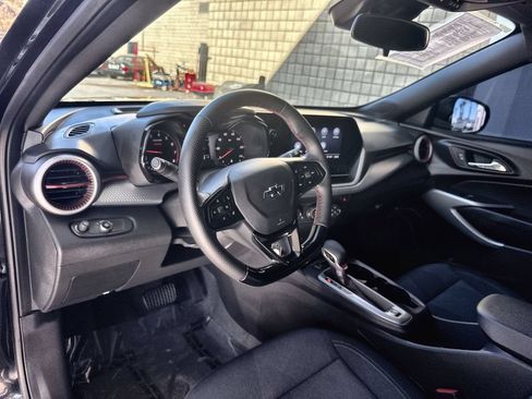 Used 2025 Chevrolet Trax RS w/ Sunroof Package FWD image 10