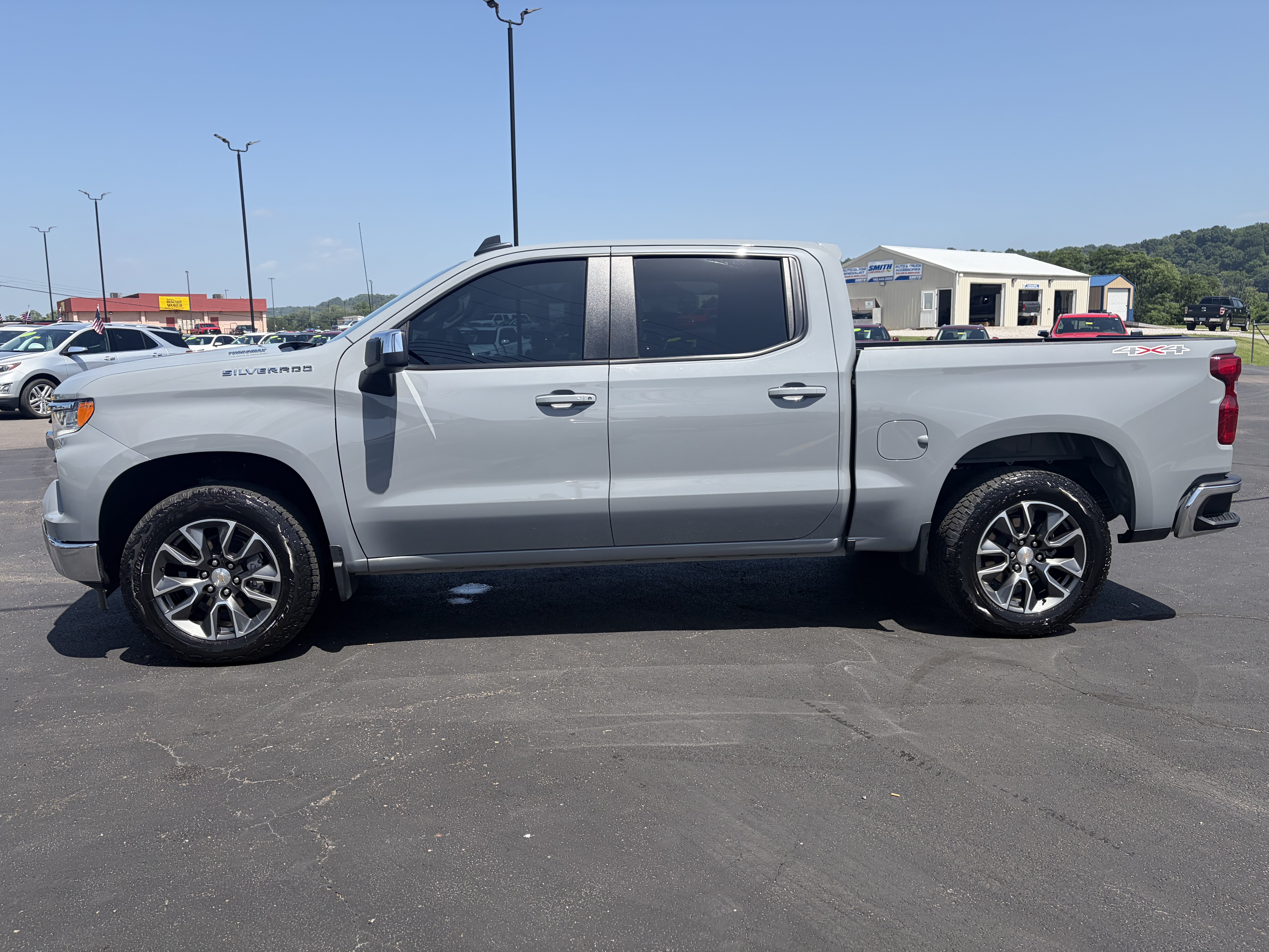 Used 2024 Chevrolet Silverado 1500 LT AWD/4WD image 2